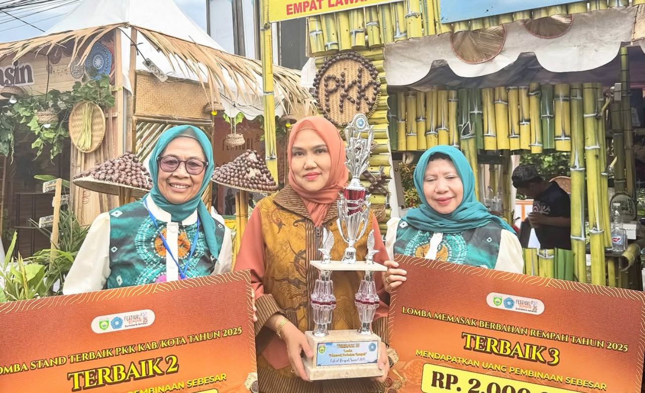 PIALA: Ketua TP PKK Kabupaten Empat Lawang, Hepy Safriani Joncik memegang piala kemenangan
