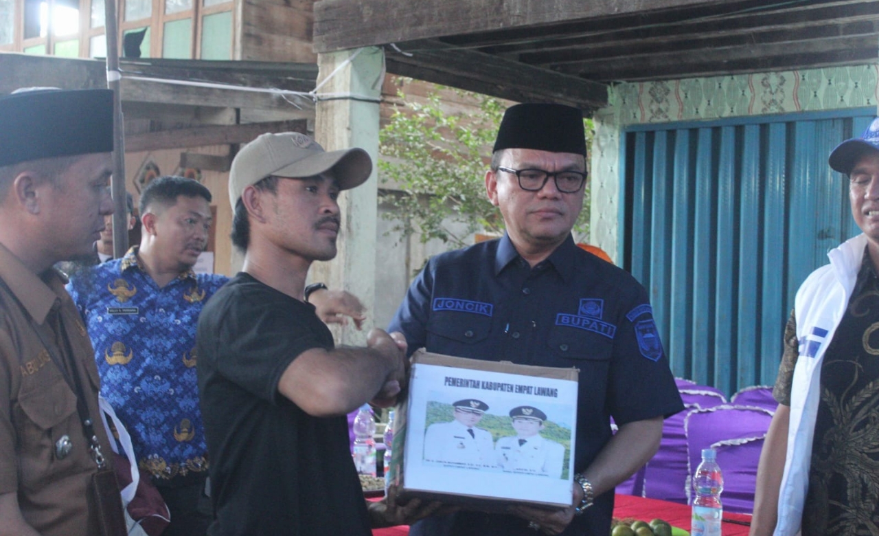 Joncik memberikan bantuan kepada warga yang terkena musibah kebakaran di Desa Lingge