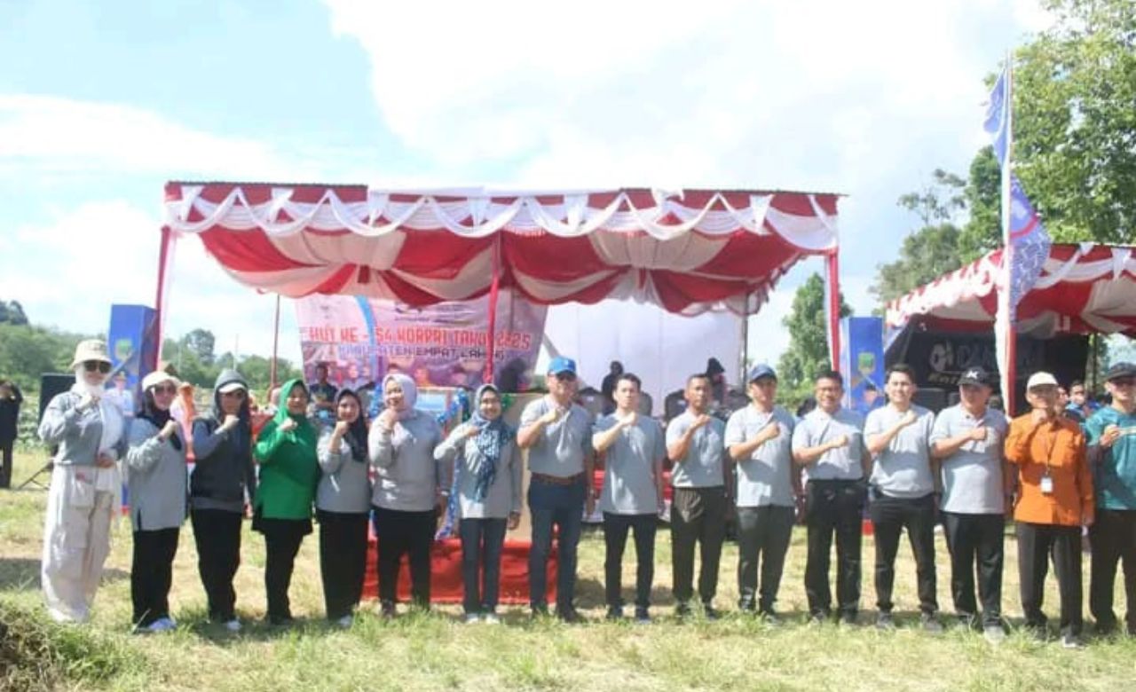 Bupati mengikuti olahraga bersama di Pulo Mas