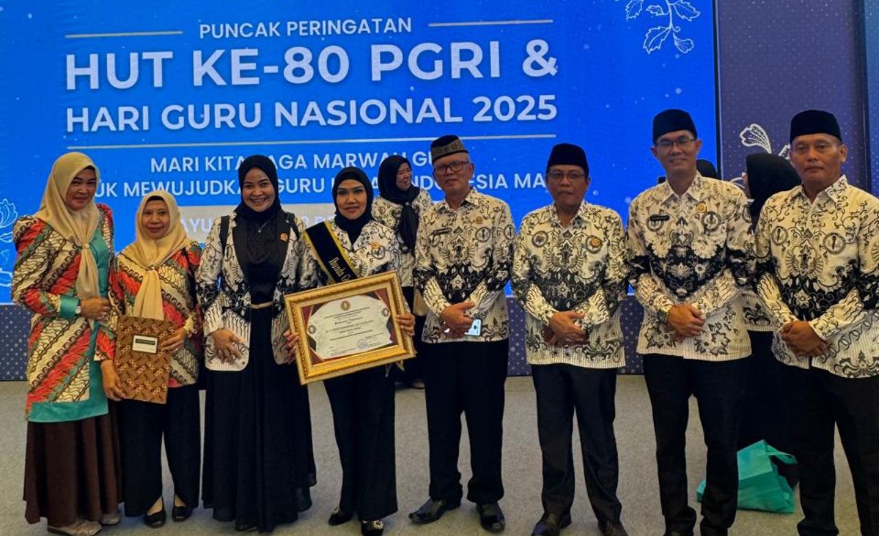 Bunda Hepy dikukuhkan sebagai Ibunda Guru Kabupaten Empat Lawang