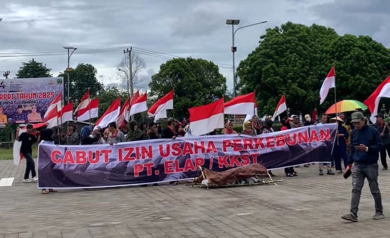 Aksi demo di depan kantor Bupati Empat Lawang